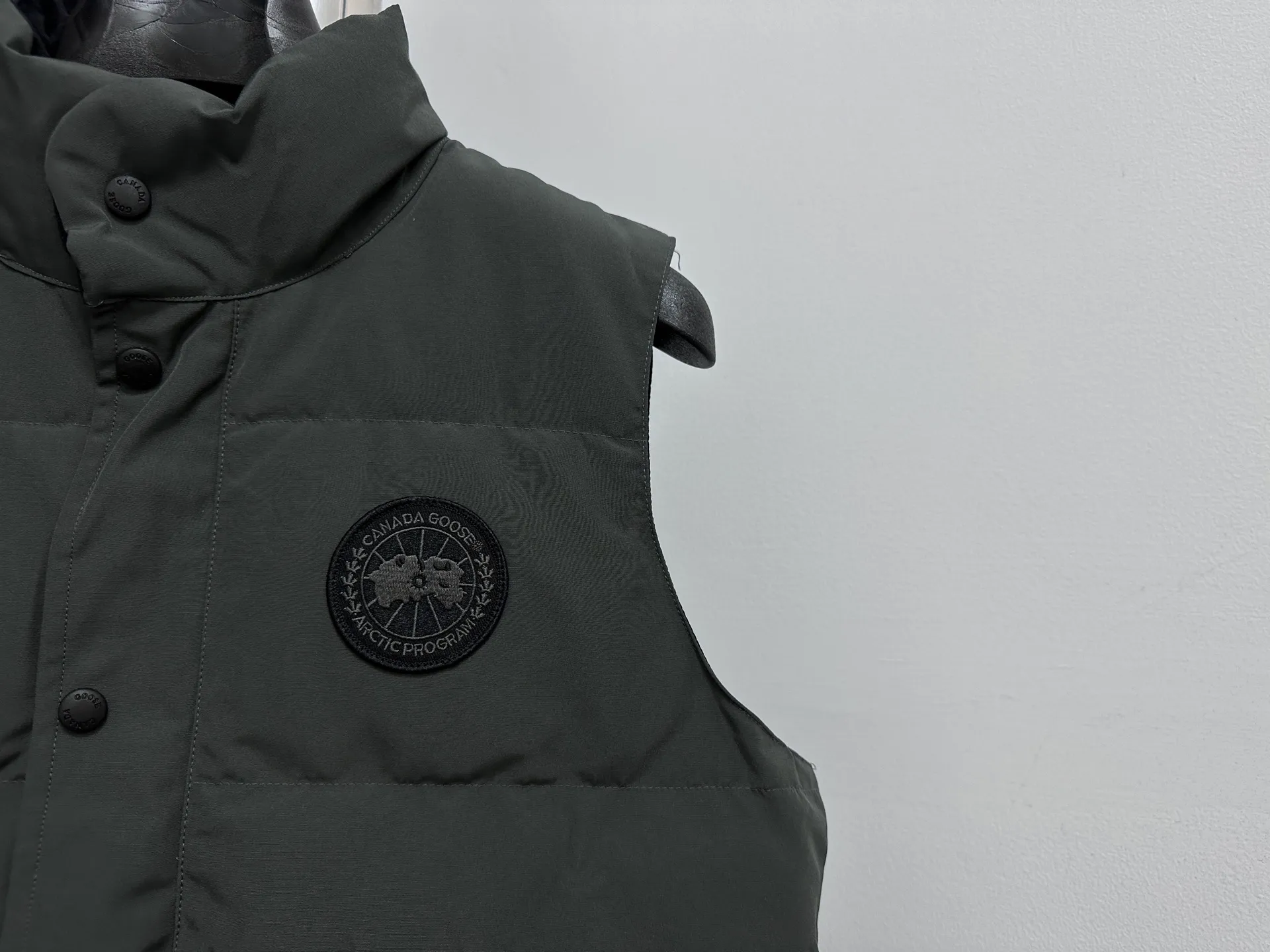 P360 [Canada Goose] Canada Goose #Freestyle Crew 4154M Men’s and Women’s Vest Down# ➖ Imported Behringer embroidery machine with customized 10,000-needle embroidery logo! ➖ Imported 21-count polyester-cotton blended original fabric, using Feather-Light 10D waterproof coating fabric, made of 84.5% polyester fiber and 15.5% cotton, 100% the best feel in the entire network! ➖ The genuine official website uses the national standard 80 white duck down, and will never be misled by false claims such as 90 down or goose down! ➖ 100% nylon nylon lining with double double-layer sealing design to prevent velvet from running away. Top-grade polar fleece is used in the collar and pockets to keep warm and comfortable! ➖ Yoshida YKK provides original custom-made electroplated sliders. YKK two-way lockable zippers are tight and smooth and will not peel off paint! ➖ 3M composite original Velcro is durable, and all accessories and hardware are disassembled and customized! ⛔No slander, no exaggeration, no need for too much copywriting, because it is focused, it is professional!  SIZE: XS S M L XL XXL